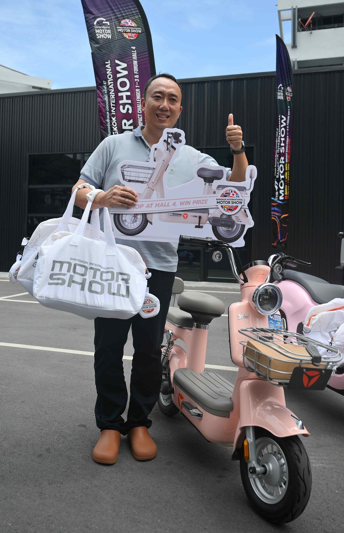 https://www.motorshow.in.th/wp-content/uploads/2025/07/11-SE-%E0%B8%A1%E0%B8%AD%E0%B8%9A%E0%B8%A3%E0%B8%B2%E0%B8%87%E0%B8%A7%E0%B8%B1%E0%B8%A5%E0%B8%9C%E0%B8%B9%E0%B9%89%E0%B9%82%E0%B8%8A%E0%B8%84%E0%B8%94%E0%B8%B5-Motor-Show-by-Kwang-69_0.jpg