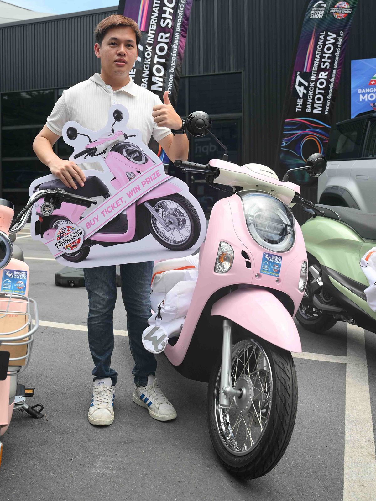 https://www.motorshow.in.th/wp-content/uploads/2025/07/5SE-%E0%B8%A1%E0%B8%AD%E0%B8%9A%E0%B8%A3%E0%B8%B2%E0%B8%87%E0%B8%A7%E0%B8%B1%E0%B8%A5%E0%B8%9C%E0%B8%B9%E0%B9%89%E0%B9%82%E0%B8%8A%E0%B8%84%E0%B8%94%E0%B8%B5-Motor-Show-by-Kwang-75_0.jpg