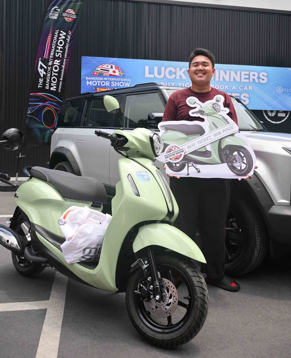 https://www.motorshow.in.th/wp-content/uploads/2025/07/6SE-%E0%B8%A1%E0%B8%AD%E0%B8%9A%E0%B8%A3%E0%B8%B2%E0%B8%87%E0%B8%A7%E0%B8%B1%E0%B8%A5%E0%B8%9C%E0%B8%B9%E0%B9%89%E0%B9%82%E0%B8%8A%E0%B8%84%E0%B8%94%E0%B8%B5-Motor-Show-by-Kwang-76_0.jpg