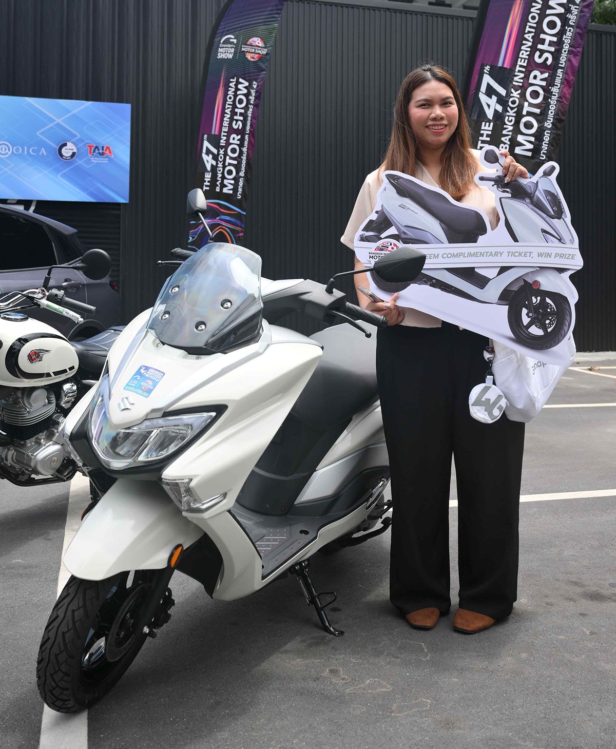 https://www.motorshow.in.th/wp-content/uploads/2025/07/7SE-%E0%B8%A1%E0%B8%AD%E0%B8%9A%E0%B8%A3%E0%B8%B2%E0%B8%87%E0%B8%A7%E0%B8%B1%E0%B8%A5%E0%B8%9C%E0%B8%B9%E0%B9%89%E0%B9%82%E0%B8%8A%E0%B8%84%E0%B8%94%E0%B8%B5-Motor-Show-by-Kwang-79_0.jpg