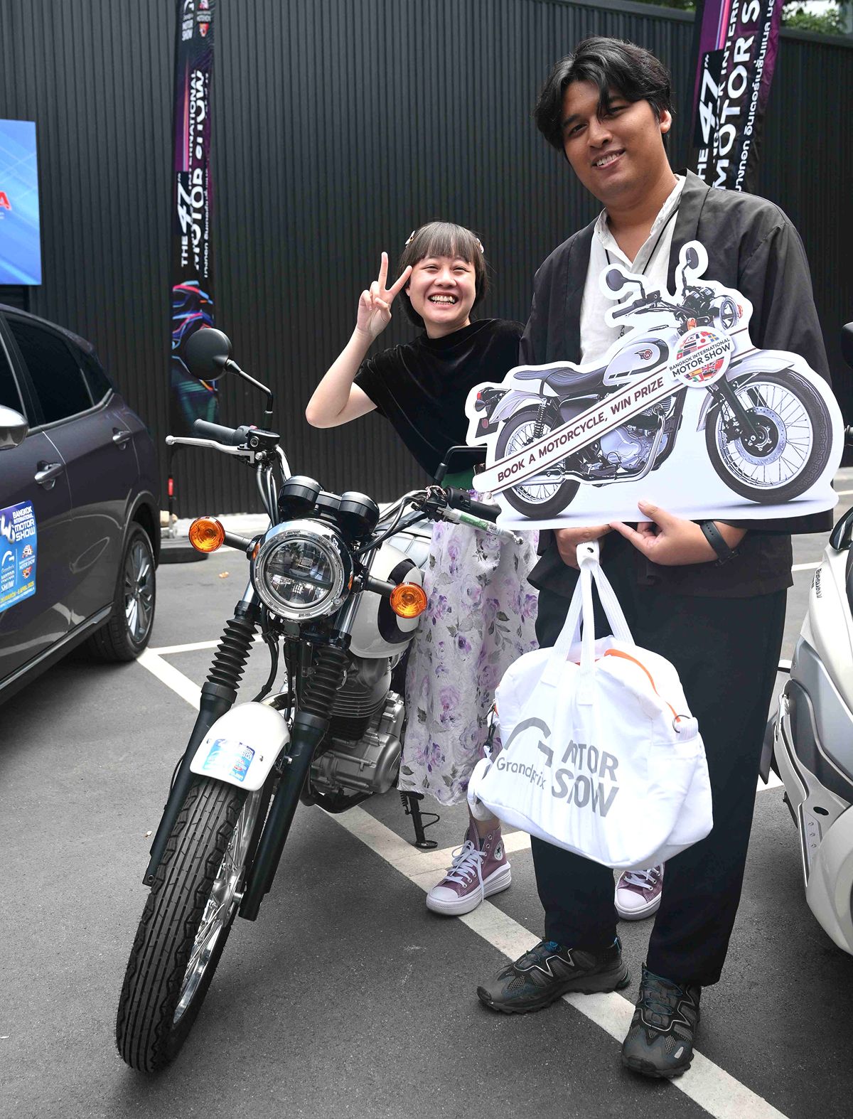 https://www.motorshow.in.th/wp-content/uploads/2025/07/8SE-%E0%B8%A1%E0%B8%AD%E0%B8%9A%E0%B8%A3%E0%B8%B2%E0%B8%87%E0%B8%A7%E0%B8%B1%E0%B8%A5%E0%B8%9C%E0%B8%B9%E0%B9%89%E0%B9%82%E0%B8%8A%E0%B8%84%E0%B8%94%E0%B8%B5-Motor-Show-by-Kwang-81_0.jpg